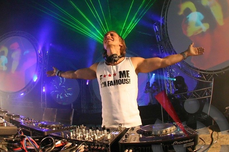 fuck-me-i-m-famous-david-guetta-7177051-800-530.jpg